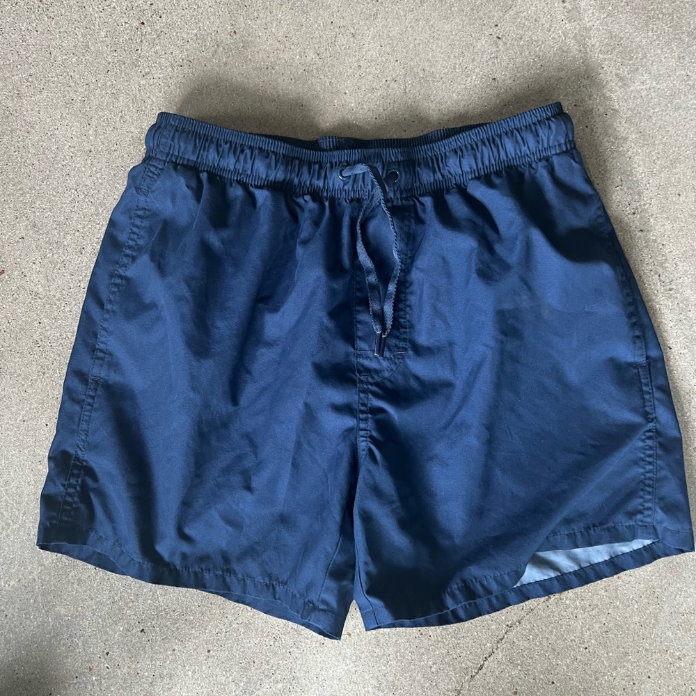 Old Navy short with mesh underwear. Lightly worn. Size Small. Men's